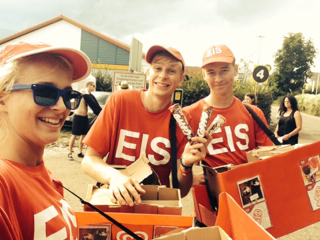mobiler Eisverkauf auf dem Festival mit 3 Studenten