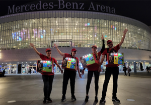 Die Eisverkäufer von eyescontact vor der Mercedes-Benz Arena in Berlin